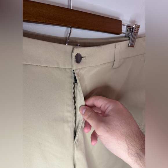 Pre-Owned Size 34 Lululemon ABC Classic Fit Golf Short 9” Inseam in Tan - Picture 4 of 11